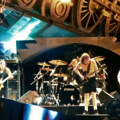 Zespół na scenie, wokalista z mikrofonem, gitarzyści i perkusista. To ich autostrada do piekła, pełna rock and rolla.