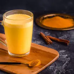 Goldene Kurkuma Milch mit Zimt und Honig. Die Kurkuma Milch Wirkung ist bekannt für ihre entzündungshemmenden Eigenschaften.
