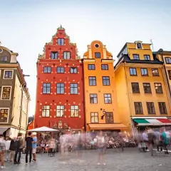 Bunte Häuser am Stortorget, Stockholm. Ein Muss für jeden, der die Stadt besucht. Menschen flanieren über den Platz.