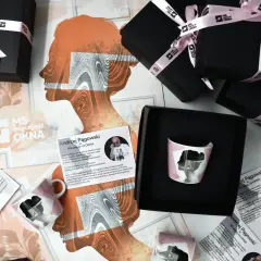 Kolekcja produktów z grafiką Andrzeja Pągowskiego, w tym kubek i pudełka, ozdobione są charakterystycznymi sylwetkami.