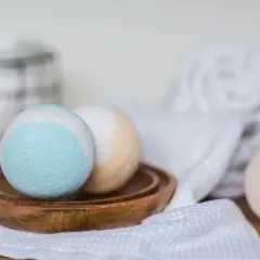Kolorowe kule do kąpieli DIY, gotowe do relaksującej kąpieli.