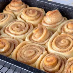 Frisch gebackene Zimtschnecken im Blech, bereit für das Zimtschnecken Rezept. Goldbraun und duftend, ein Genuss!