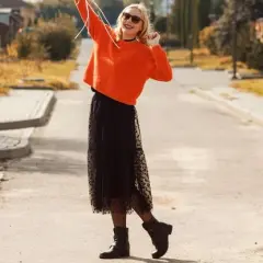 Czarna spódnica: 100+ stylizacji na każdą okazję - inspiracje