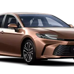 Elegancka, miedziana Toyota Camry Hybrid z nowoczesnymi światłami LED i czarnymi felgami.