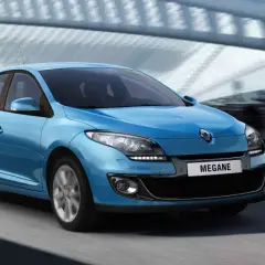 Azul Renault Mégane en movimiento, con su motor 1.5 dCi ofreciendo potencia y eficiencia en la carretera.