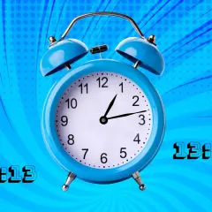 Reloj despertador azul con el número 13:13, que representa el 1313 significado espiritual.