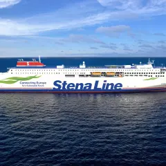 Stena Line oferuje jednodniowe wycieczki promem po morzu. Statek "Stena Ebba" płynie po błękitnych wodach pod błękitnym niebem.