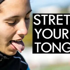 Dziewczyna z wyciągniętym językiem, ćwicząca mięśnie języka. Napis "STRETCH YOUR A TONGUE".