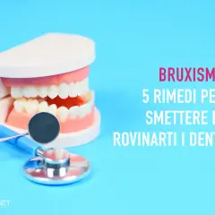 Modello di denti e strumenti dentistici. Il bruxismo, o stringere i denti, ha cause psicologiche.