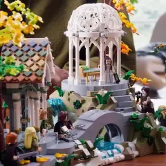 Ein detailreiches LEGO-Set mit Elben, einem Pavillon und einer Brücke, das an die besten LEGO Sets aller Zeiten erinnert.