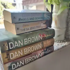 Stapel von Dan Brown Büchern: "Angels and Demons", "The Da Vinci Code", "Inferno", "The Lost Symbol" und "Origin".