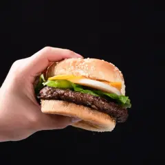 Co to jest hamburger? Definicja, historia i sekrety idealnego burgera