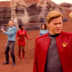 En grupp i rymddräkter på en röd planet, en scen som påminner om de bästa Black Mirror-avsnitten.