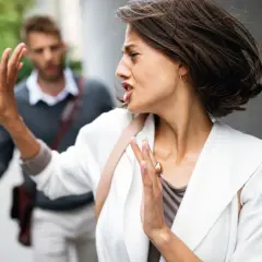 Kłótnia pary. Ona odwraca się z gestem dłoni, on próbuje ją zatrzymać. Czy da się jeszcze uratować związek?