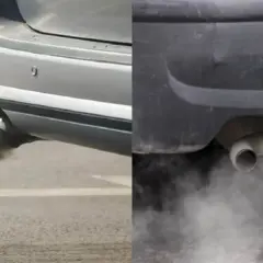 Fumo bianco dallo scarico e puzza di bruciato: due auto inquinano l'aria con emissioni nocive.
