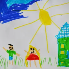 Radosne rysunki 4 latka: słońce, dom, drzewo i dwójka dzieci bawiących się na trawie.