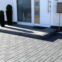 Nowoczesne aranżacje kostka brukowa wzory tworzą elegancki podjazd i schody przed domem.
