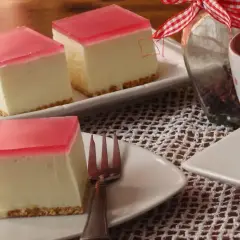 Pyszny sernik na zimno z galaretką, idealny na letnie popołudnie.