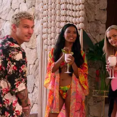 Fünf junge Leute, die sich auf eine Party vorbereiten, sind in dieser Szene aus "Perfect Match Staffel 2" zu sehen.