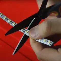 Cięcie taśmy LED nożyczkami. Czy taśma LED może się spalić? Zależy od miejsca cięcia i prawidłowego podłączenia.