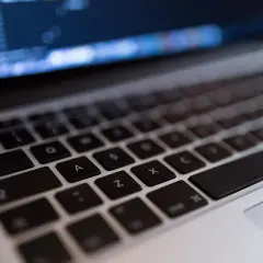 Ile prądu pobiera laptop? Odkryj, jak zaoszczędzić na energii