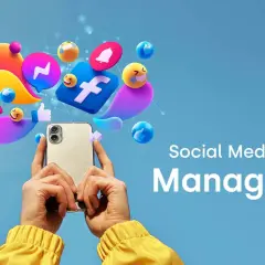 Ręce trzymające telefon, otoczone ikonami mediów społecznościowych. Idealne dla każdego social media managera.