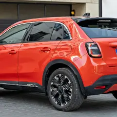 Pomarańczowy Fiat 600 z czarnymi dodatkami i felgami. Sprawdź aktualną fiat 600 cena i zamów swój wymarzony samochód.