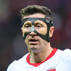 Robert Lewandowski w masce, czy to znak, że kończy karierę? Piłkarz w akcji.