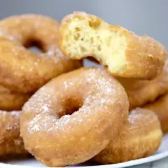 Puszyste oponki posypane cukrem pudrem, idealne do kawy. Ten przepis na oponki jest prosty i szybki.