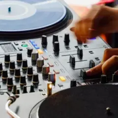 Na czym gra DJ? Odkryj najlepsze urządzenia i ich zastosowanie