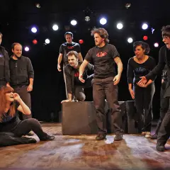 Spektakl improwizowany: zrozumienie sztuki bez scenariusza
