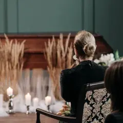Kto siedzi za trumną w kościele i co to oznacza dla rodziny?