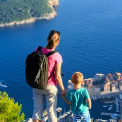 Matka z synem podziwiają widok na chorwackie miasto. To świetne chorwacja atrakcje dla dzieci, pełne słońca i przygód.