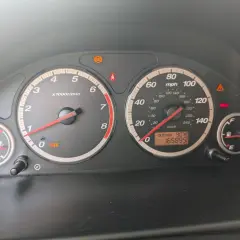 Kontrolki na desce rozdzielczej Hondy CR-V: świeci się kontrolka VSA, ABS, hamulców. Temperatura zewnętrzna 90°F, przebieg 165895.