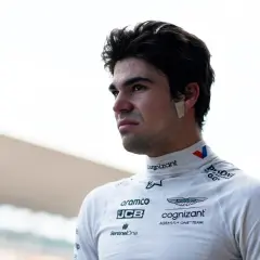 Lance Stroll, piloto de Aston Martin, con una tirita en la oreja, mira al horizonte con determinación.