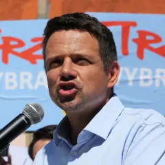 Rafał Trzaskowski przemawia do tłumu, w tle baner z hasłem "Trzask! Wybrać!". Może to być jego przemówienie do dzieci.