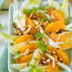 Erfrischender orangen fenchel salat mit gerösteten Mandeln und Dill. Ein leichter Genuss für warme Tage.