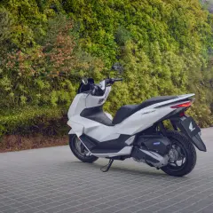 Honda PCX 125 blanca, lista para quitar limitador y disfrutar de la carretera.
