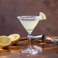 Martini bianco z czym pić? Z cytryną i oliwkami, idealny na letnie wieczory.