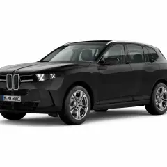 Eleganckie, czarne BMW X7 na białym tle. Idealne do leasingu dla wymagających kierowców.