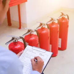 Kontrola gaśnic i aktualizacja instrukcji bezpieczeństwa pożarowego zgodnie z normą NFPA.