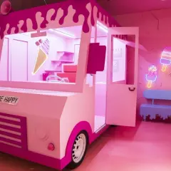 Różowy food truck z lodami i neonami w kształcie lodów to idealne miejsce na instagramowe zdjęcia w Warszawie.
