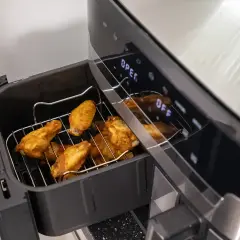 Złociste skrzydełka kurczaka w airfryerze, gotowe do podania. Pyszne dania z airfryer to szybki sposób na chrupiące przysmaki.