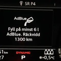 AdBlue varningslampa: Fyll på minst 6 liter AdBlue. Räckvidd 1300 km.