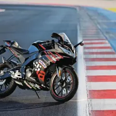 Aprilia r 125 negra y roja, lista para la pista.