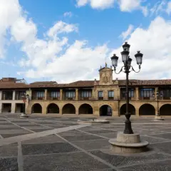 Plaza Mayor de Santo Domingo de la Calzada, ideal para pasear y descubrir qué ver en Santo Domingo de la Calzada.