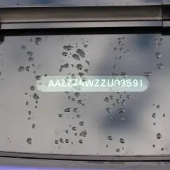 Numer VIN AAZZZ4WZZUQ3591 na szybie. Chcesz wiedzieć, jak sprawdzić do kiedy OC?