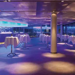 Elegant lokal med bord och bar, perfekt för en kväll vid waterfront Stockholm.