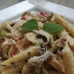 Penne z kurczakiem w sosie serowym - prosty przepis na pyszne danie
