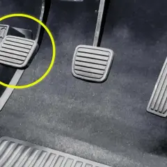 Gdzie jest sprzęgło? To pedał po lewej stronie, zaznaczony żółtym okręgiem. Obok niego widać pedał hamulca i gazu.